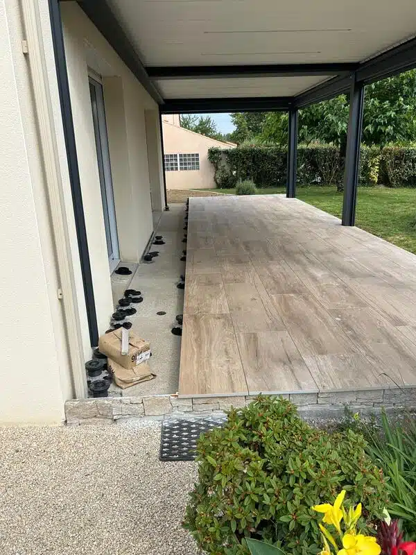 Carrelage sur plot par le Carreleur extérieur terrasse Baptiste Genty